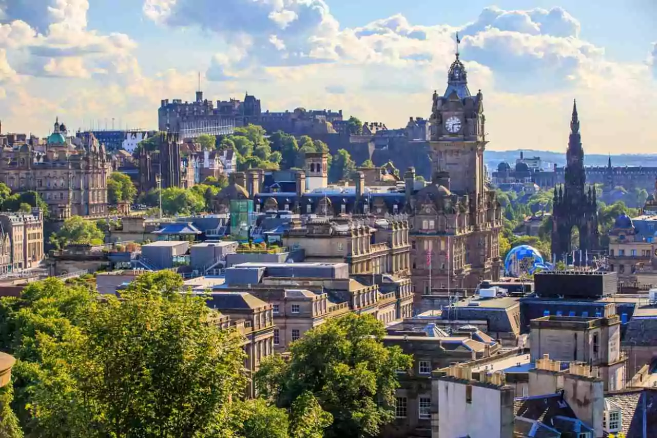 Descubra a Cultura Escocesa dos Clãs de Outlander - Vista da cidade de Edimburgo com torre com relógio e céu lindo