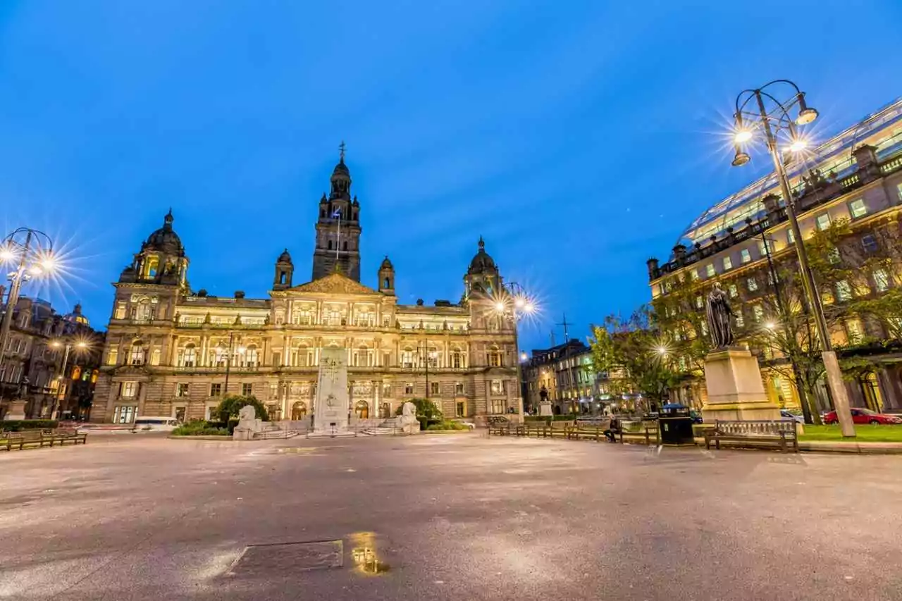 Descubra a Cultura Escocesa dos Clãs de Outlander - Praça George iluminada à noite