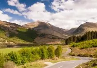 Descubra a Cultura Escocesa dos Clãs de Outlander - estrada no meio de montanhas das terras altas da Escócia