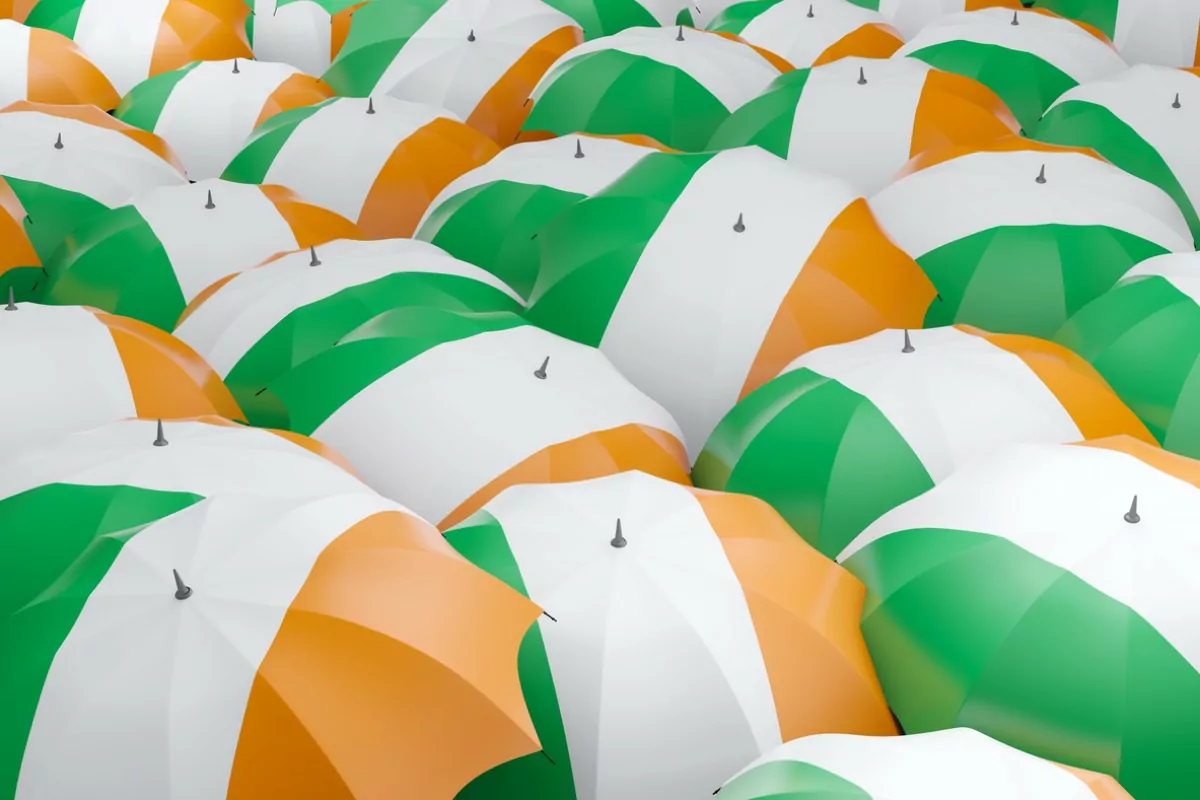 Enorme quantidade de guarda-chuva, vista de cima, com as cores bandeira da Irlanda