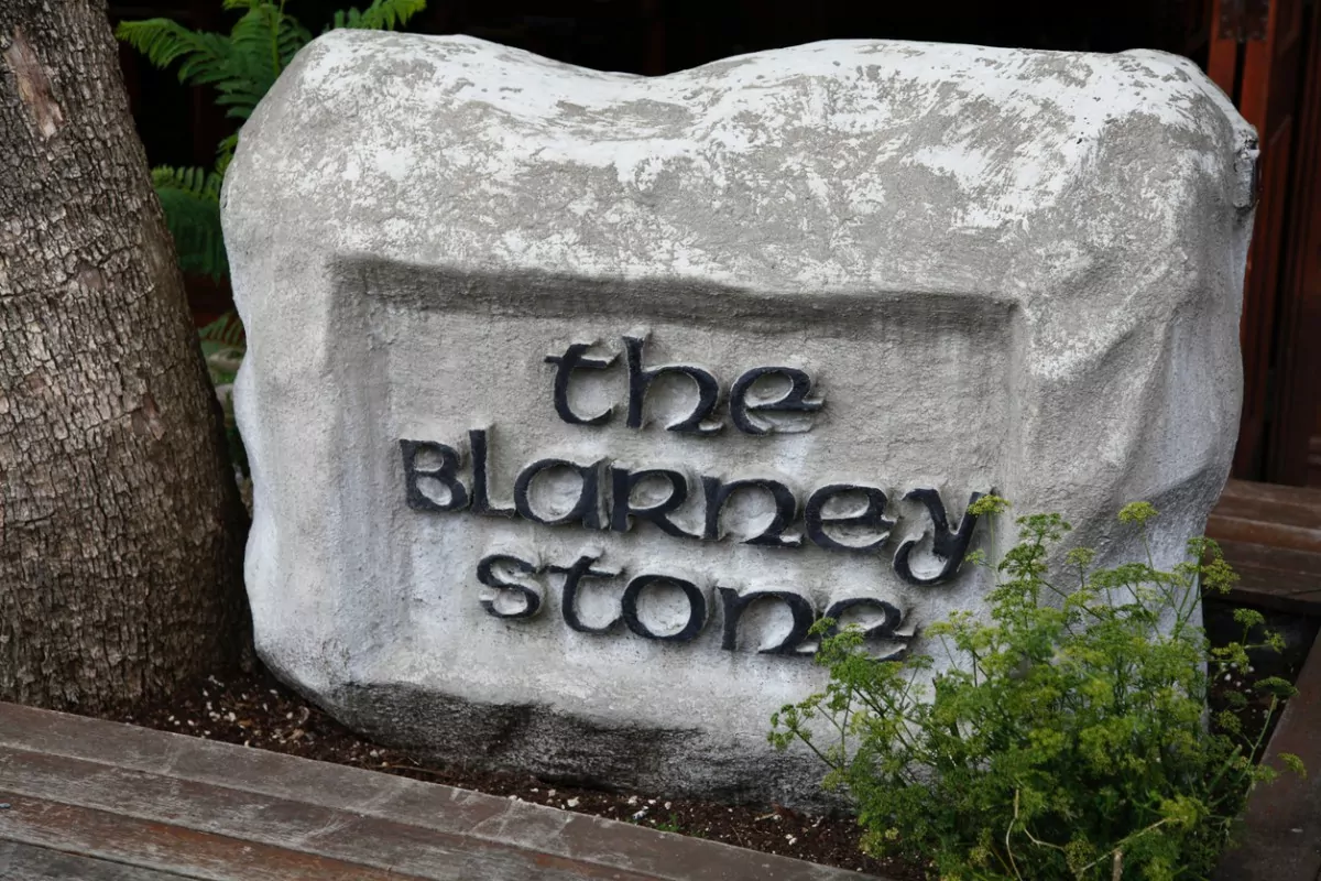Experiencias na Irlanda, Pedra Blarney, escrito "the blarney stone"