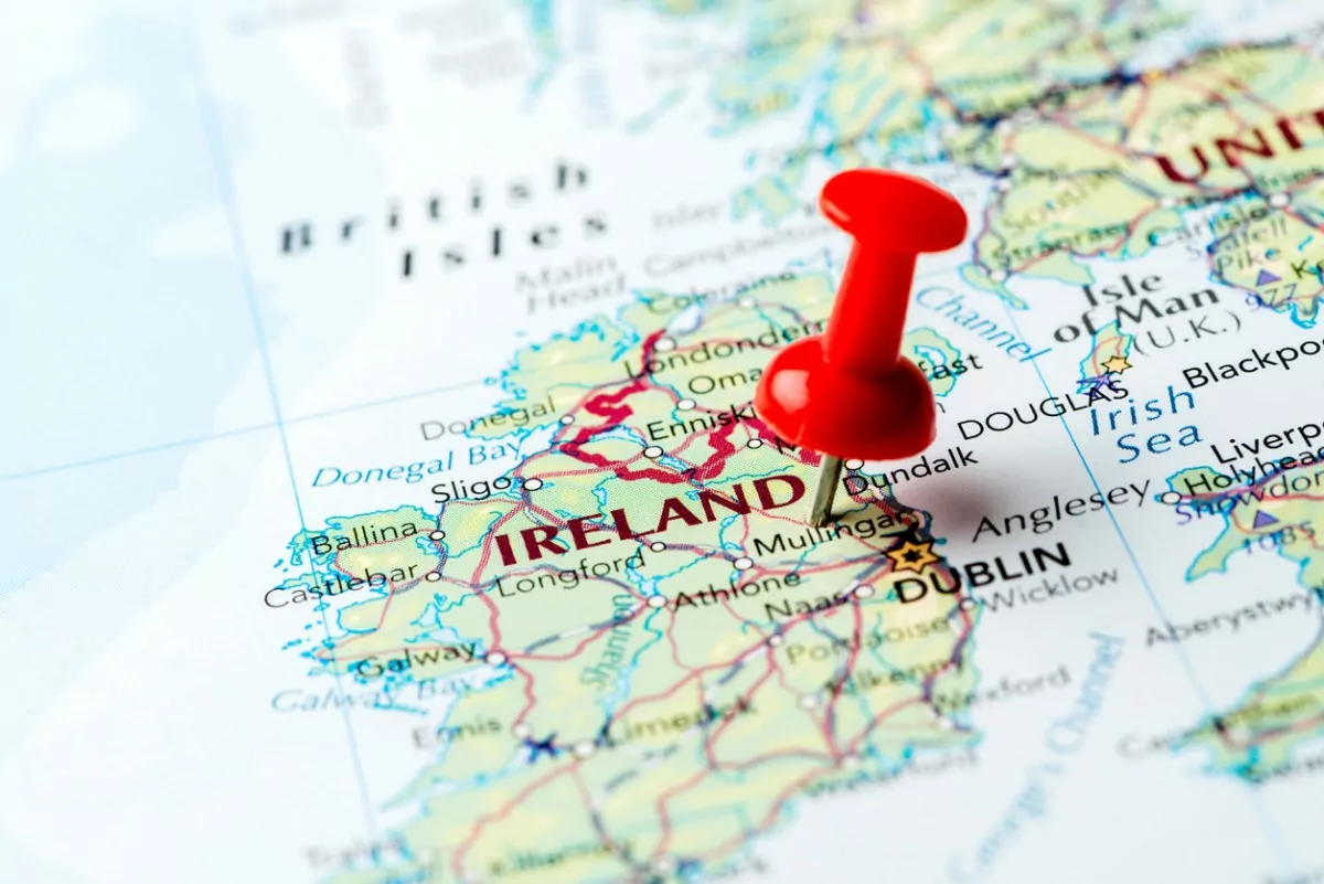 mapa com pin vermelho na Irlanda
