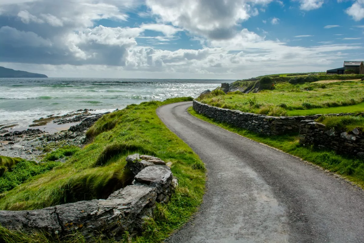 Narrow Coastal Road na Irlanda