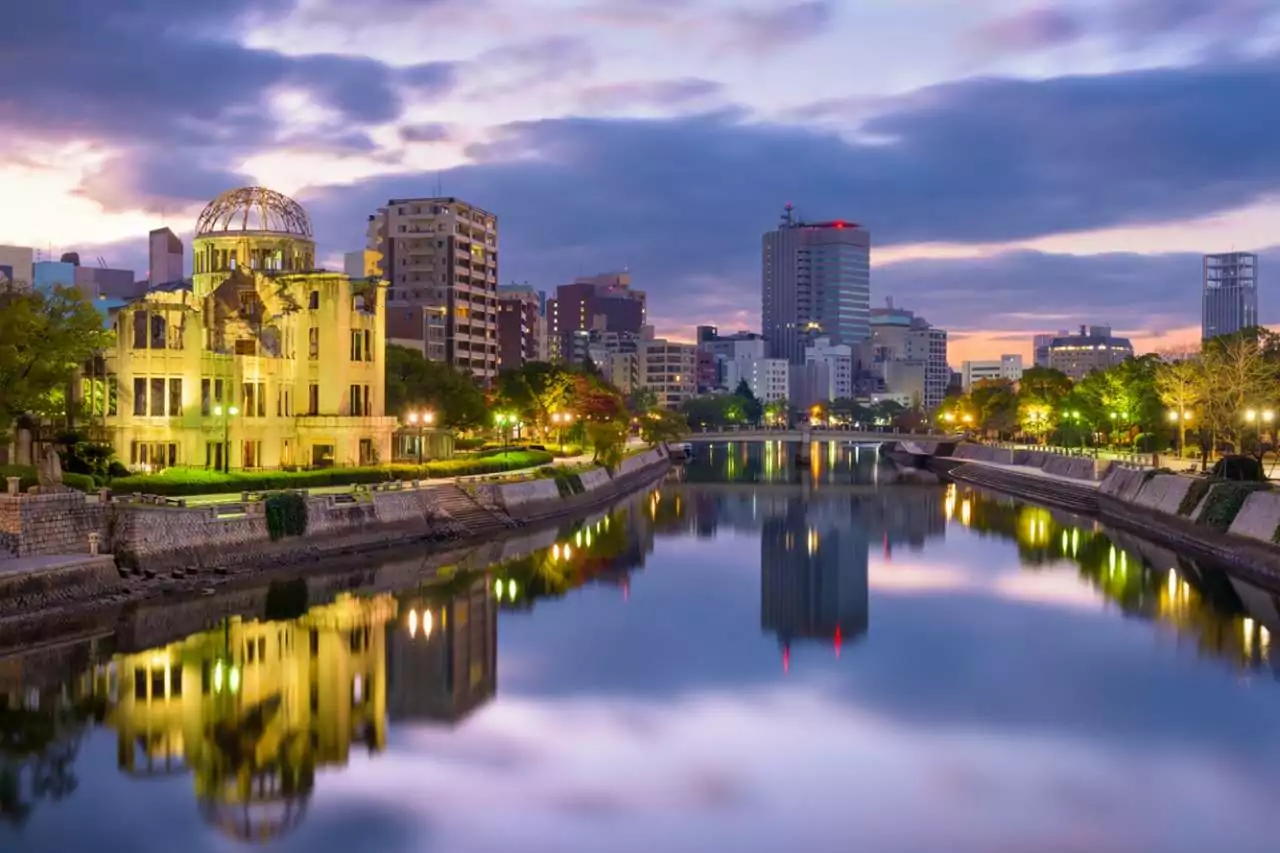 Conheça os melhores lugares para visitar no japão - Hiroshima, Japan skyline at the Atomic Dome.
