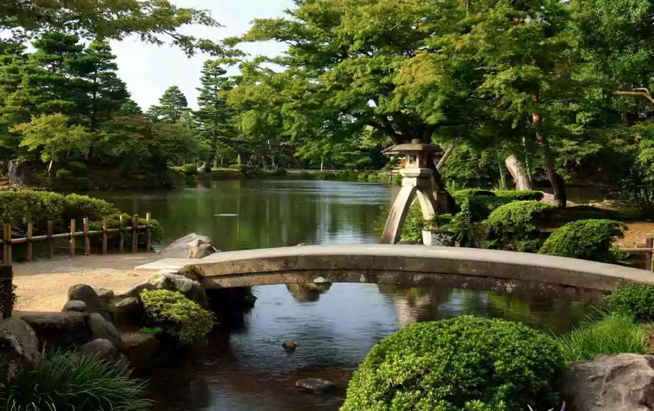 Paisagem de Kenrouen Garden, um dos maiores jardins do Japão