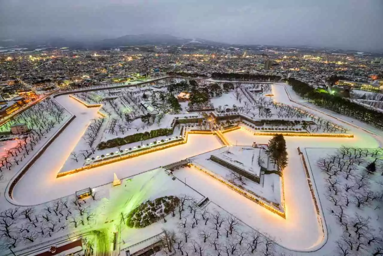 Conheça os melhores lugares para visitar no japão - Parque de Hakodate no Japão, em formato que lembra uma estrela, com neve