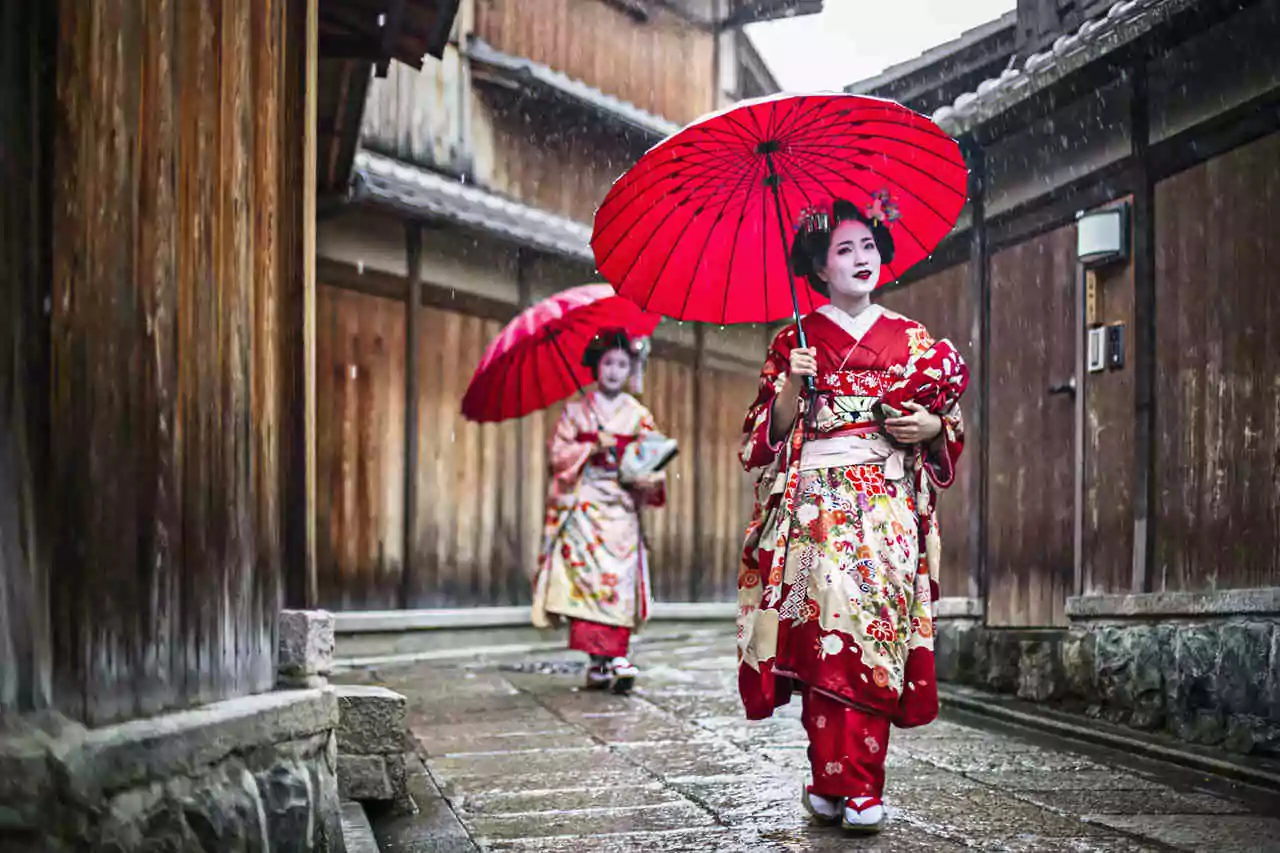 Conheça os melhores lugares para visitar no japão - Gueixas andando pelas ruas de Kyoto