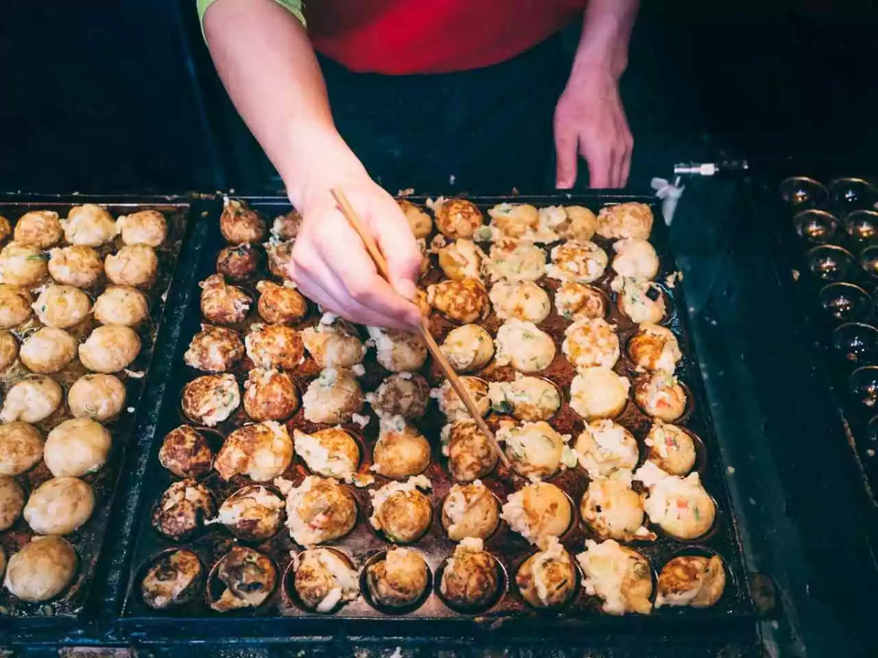 Conheça os melhores lugares para visitar no japão - preparando takoyaki