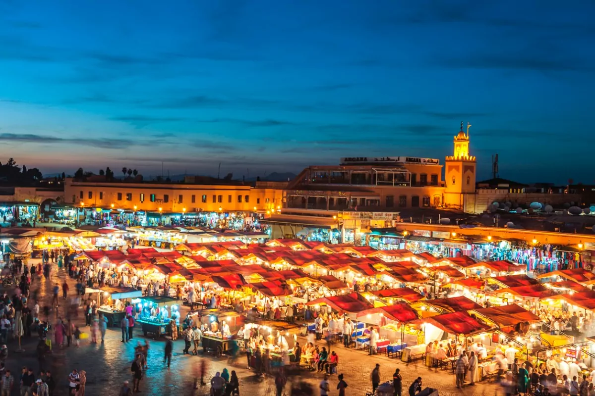 Praça famosa de marrocos, colorida pelas luzes à noite