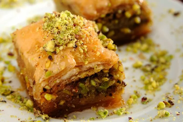 close de pedaço de doce turco com pistache - Gastronomia e Doces Turcos — 14 Delícias que Você Não Pode Deixar de Provar! 
