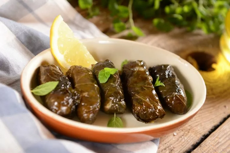 charutos de folha de uva em um prato fundo - Gastronomia e Doces Turcos — 14 Delícias que Você Não Pode Deixar de Provar! 