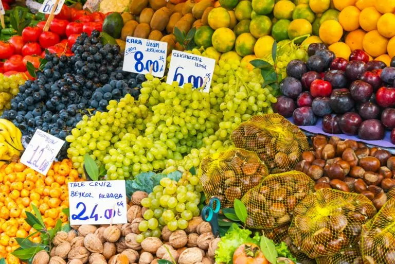 frutas e castanhas turcas expostas em mercado - Gastronomia e Doces Turcos — 14 Delícias que Você Não Pode Deixar de Provar! 