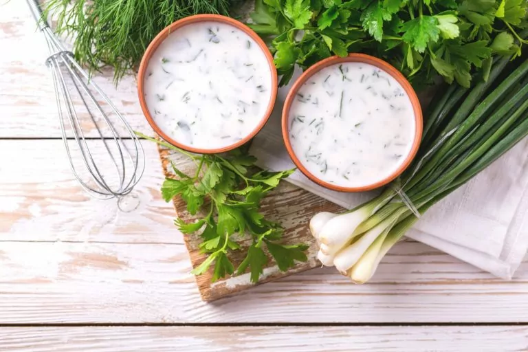 Bebida de iogurte cheiro verde ao lado - Gastronomia e Doces Turcos — 14 Delícias que Você Não Pode Deixar de Provar! 