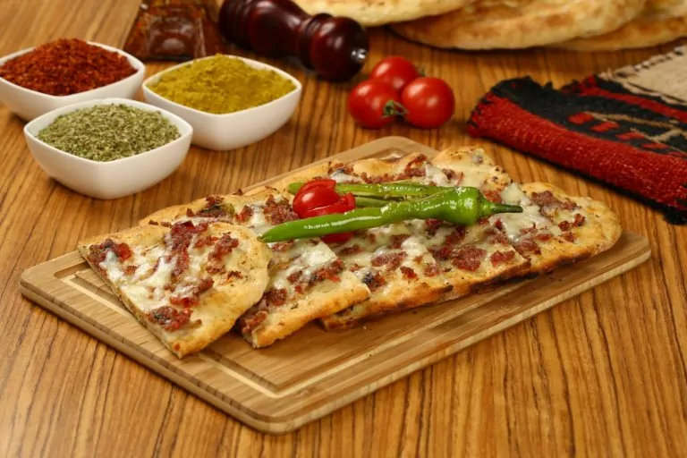 pedaços do tradicional pão turco, achatado, lembrando pizza. - Gastronomia e Doces Turcos — 14 Delícias que Você Não Pode Deixar de Provar! 