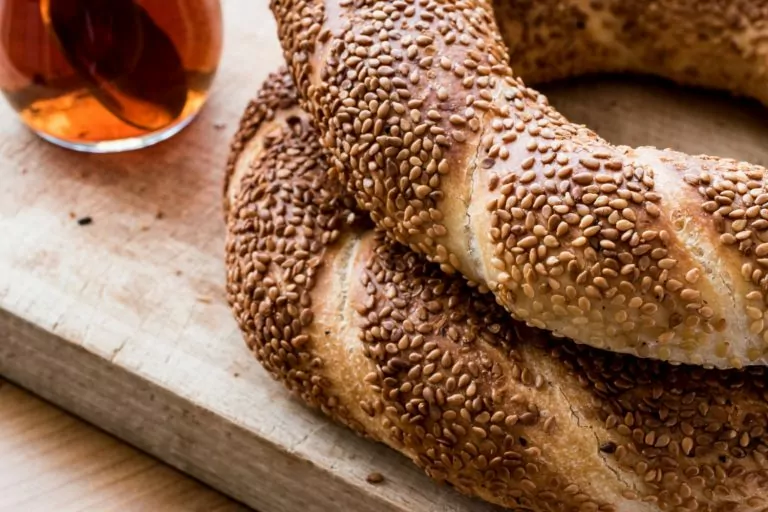 Gastronomia e Doces Turcos — 14 Delícias que Você Não Pode Deixar de Provar! pão em formato de anel, com chá ao fundo