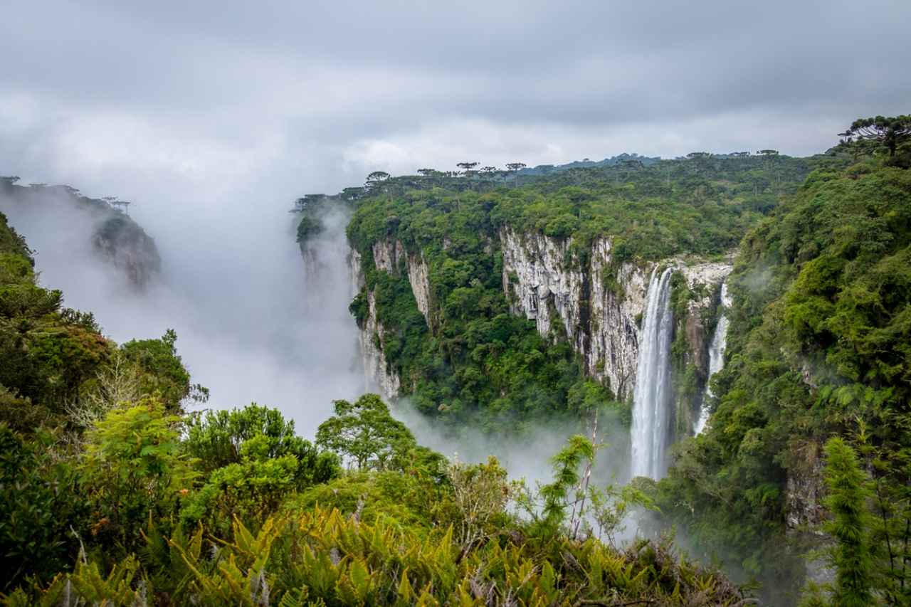 Melhores destinos do Brasil — Cachoeira Itaimbezinho Canyon with fog at Aparados da Serra National Park - Cambara do Sul, Rio Grande do Sul, Brazil