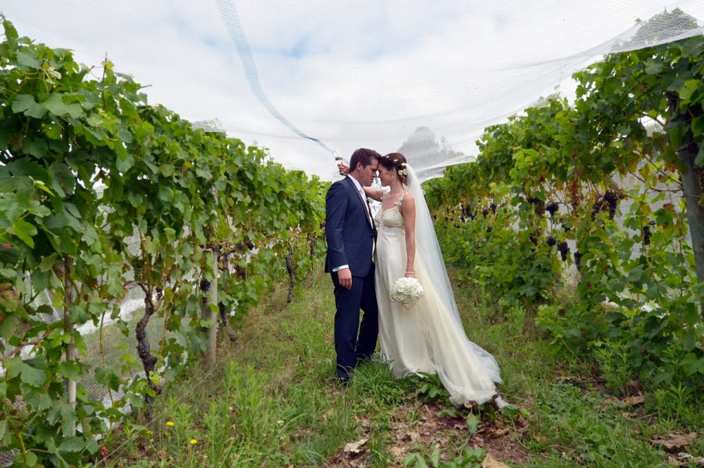 casal em vinicola da Nova Zelandia