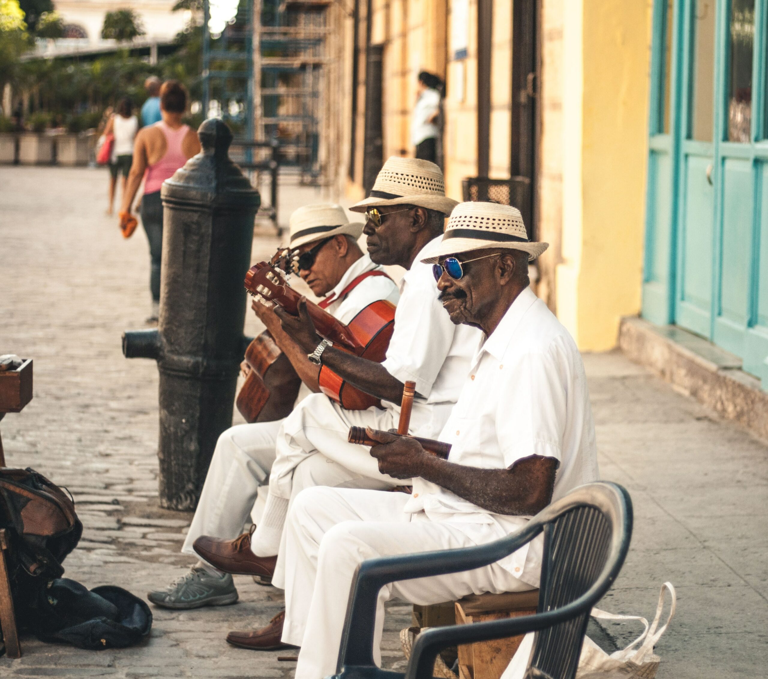 Cidadãos curtindo a música cubana