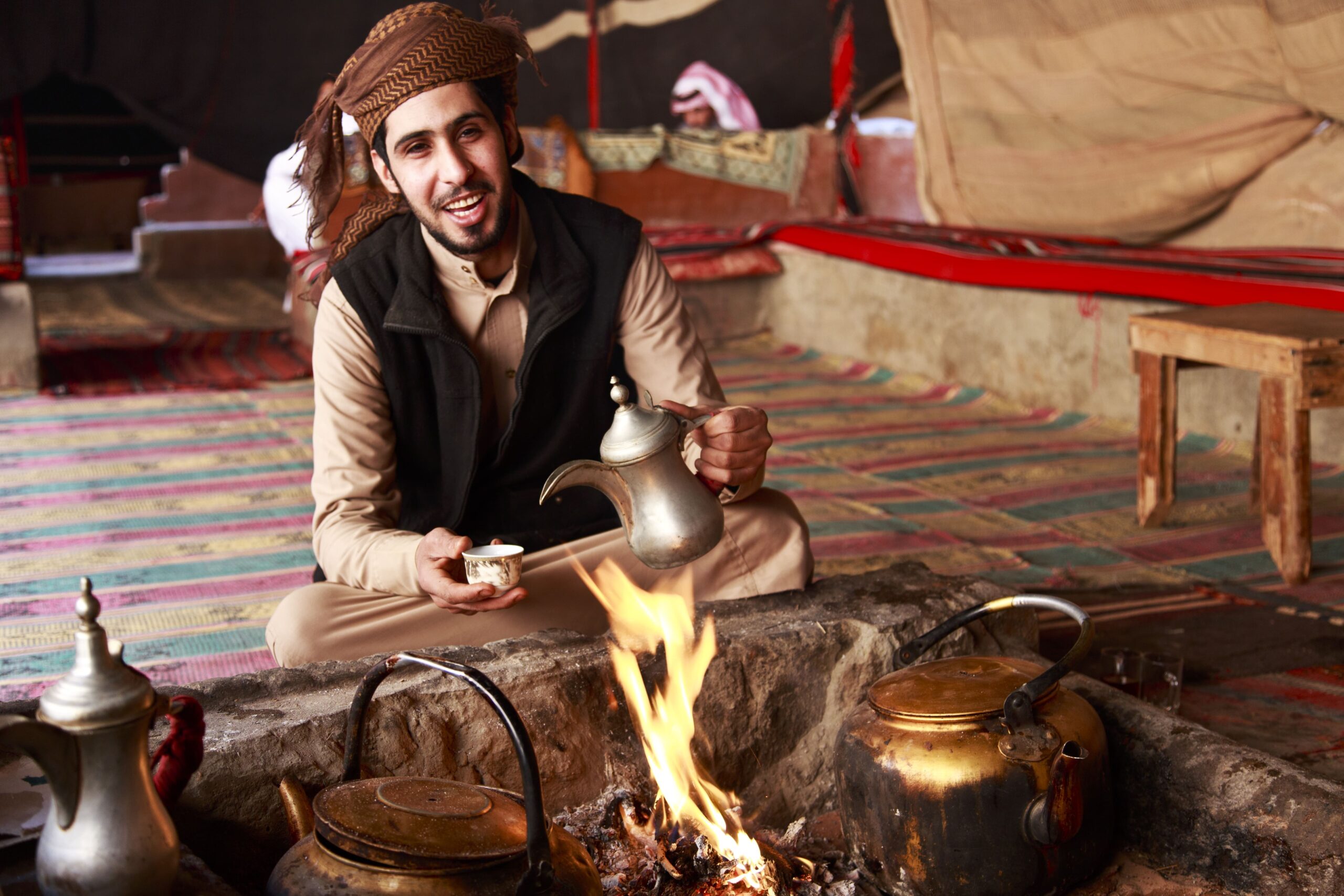 Beber um chá junta à fogueira em Wadi Rum é tradição!