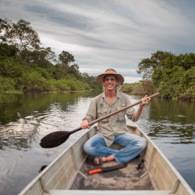 André Thuronyi navegando por rio antes do pantanal em chamas.