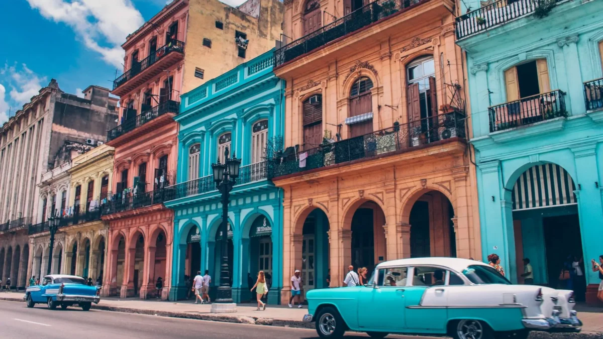 cuba-viagens Imagem de uma rua em Havana.