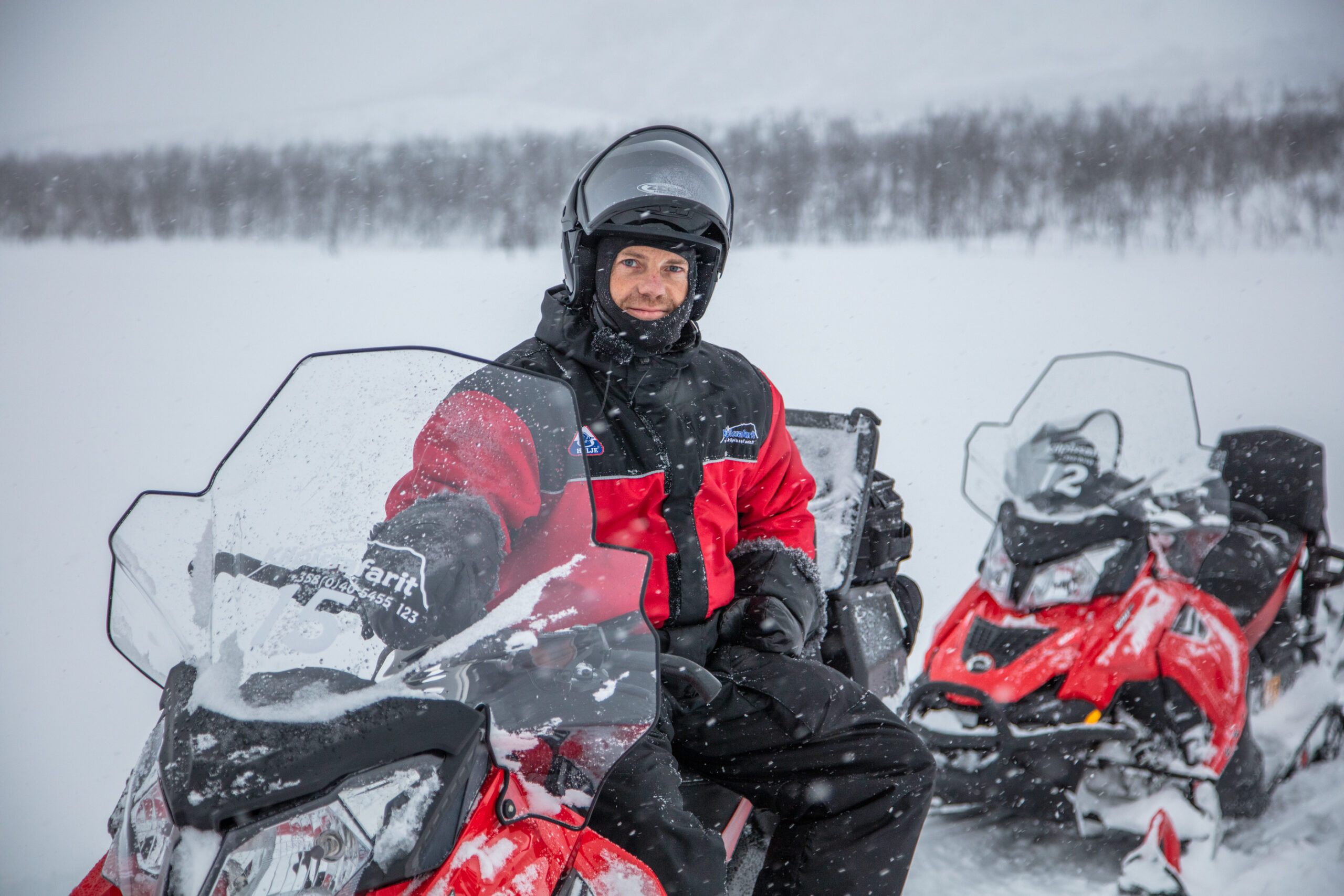 Viagens em 2021. Daniel Nunes com roupa propícia para neve preta e vermelha, capacete, em meio a uma paisagem branca nevada.