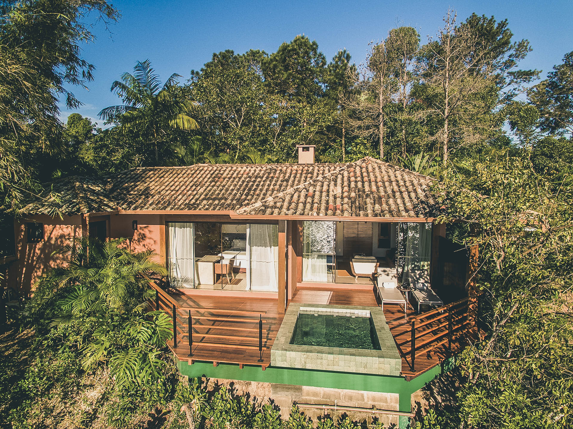 Staycation em Ponta dos Ganchos, um hotel em meio a vegetação araucária.