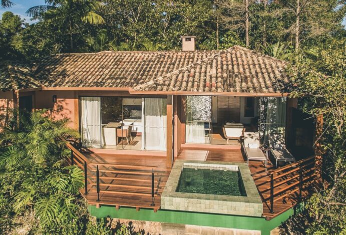 Arvoredo do hotel Ponta dos Ganchos mostra um vila em meio a muita vegetação.