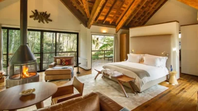 staycation Staycation. Quarto de hotel com portas de vidro, em meio À natureza.