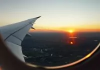 Foto de janela de aeronave ilustra como é viajar de avião na pandemia.