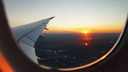 viajar-de-aviao-na-pandemia Foto de janela de aeronave ilustra como é viajar de avião na pandemia.