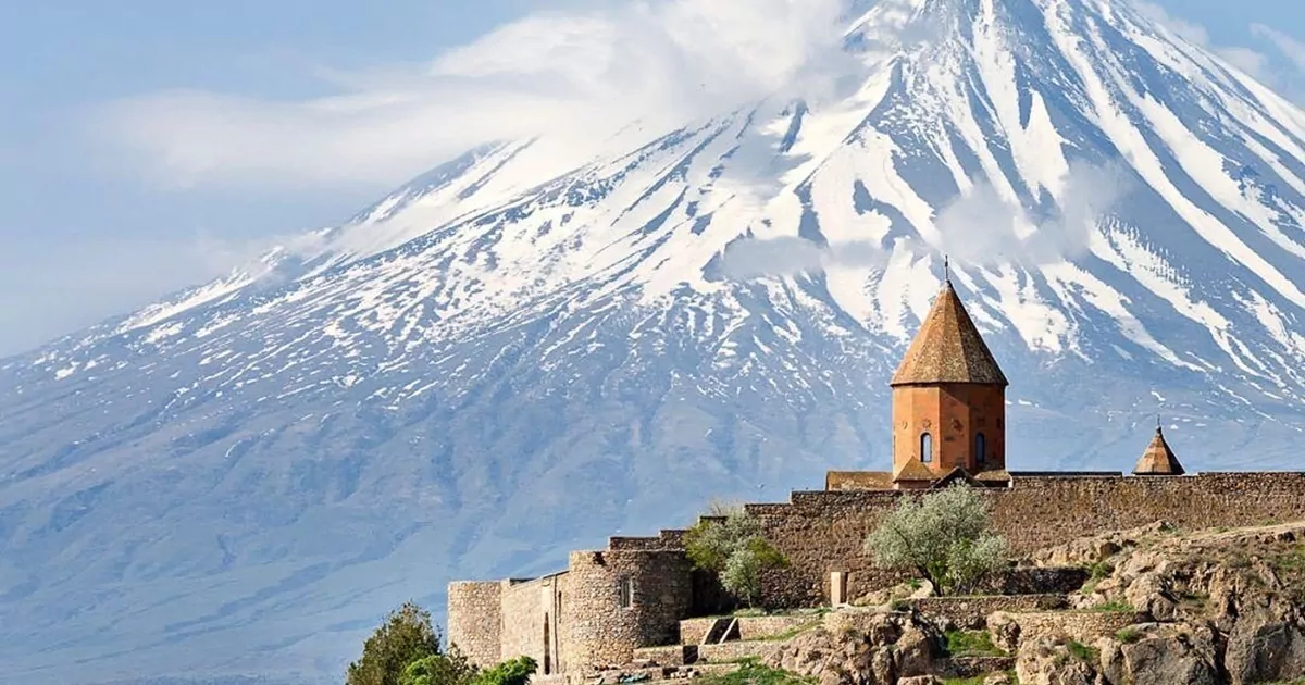 Monte Ararat ao fundo e à frente a construção do mosteiro Khor Virap.