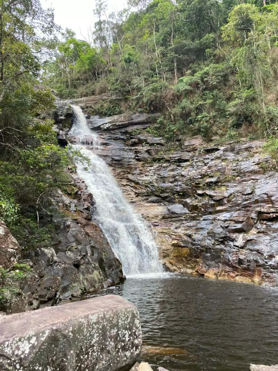 Cachoeira dos Funis, no Vale do Pati. À frente, o rio formado pela queda dágua. Atrás, a cachoeira cai do lado esquerdo para o direito, sobre rochas.