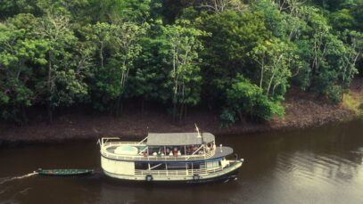 melhores-destinos-brasil Barco navegando pelo rio na região da Amazônia, um dos melhores destinos do Brasil.