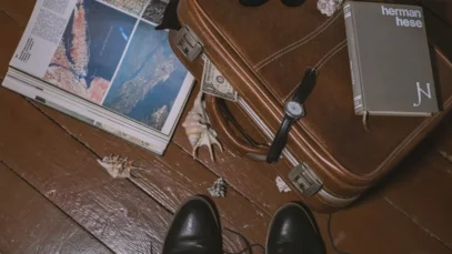 nao-desperdicar-dinheiro-viagens-de-luxo Mala, passaporte e mapa simbolizam homem se preparando para uma viagem de luxo.