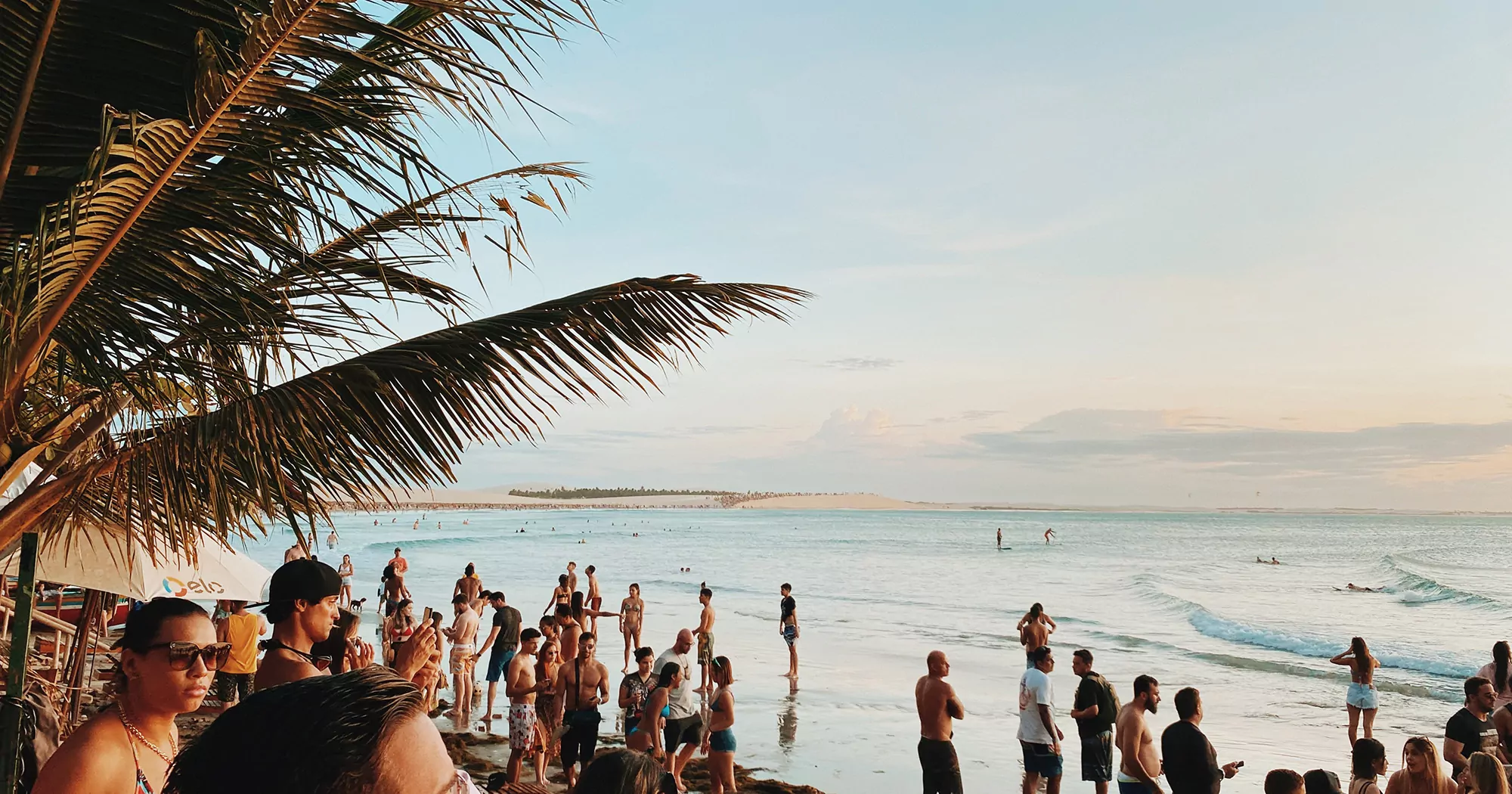 Pessoas aproveitam praias mais bonitas do Brasil na Rota das Emoções.
