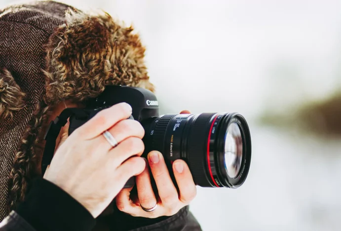 viagem-fotografica Menina com câmera ilustra viagens fotográficas
