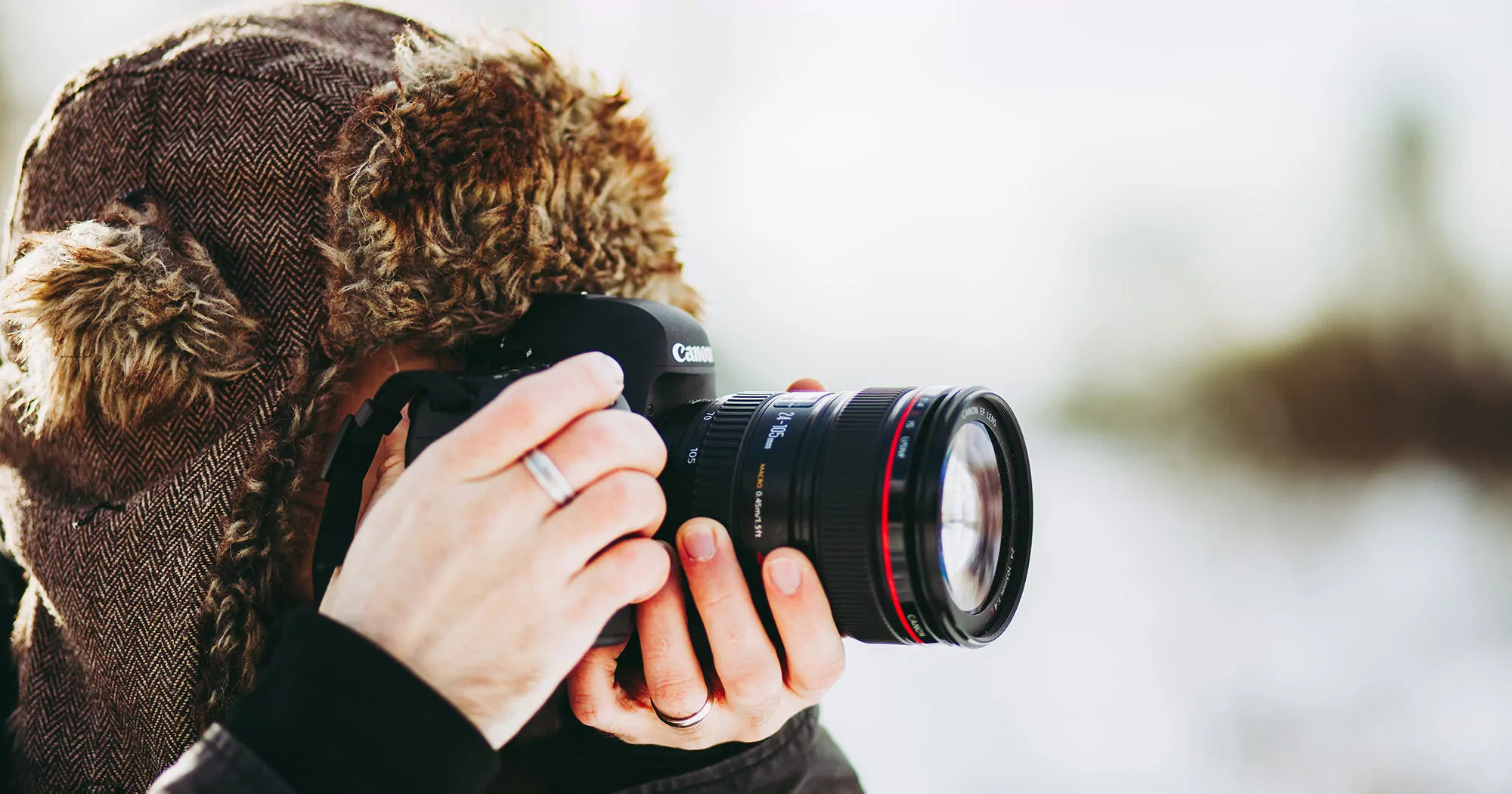 Menina com câmera ilustra viagens fotográficas