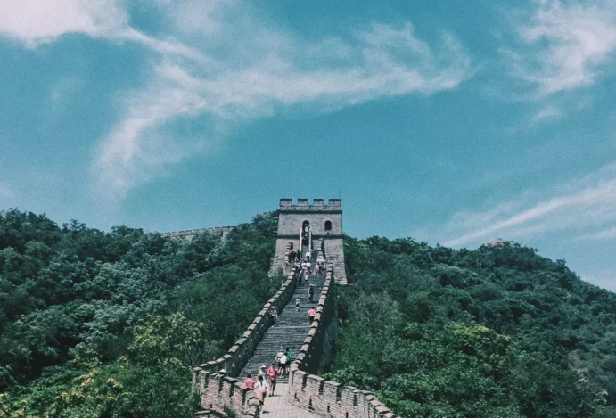 como-viajar-para-a-asia Imagem da muralha do China ilustra como viajar para a Ásia.