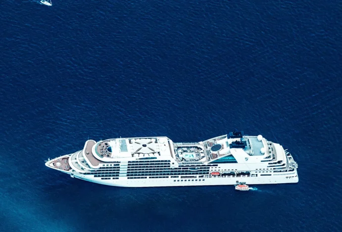 cruzeiro-de-expedicao Navio realizando um cruzeiro de expedição