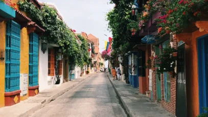 Ruela com casas coloridas em Cartagena
