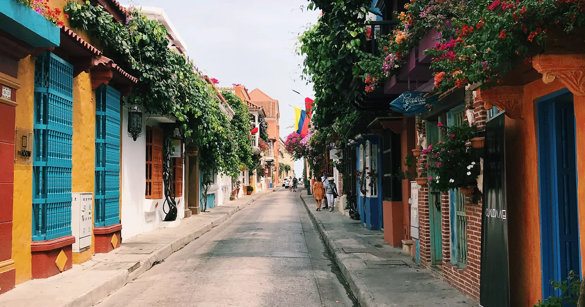 Ruela com casas coloridas em Cartagena