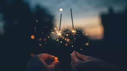 Réveillon tranquilo, imagem mostra mãos segurando velas
