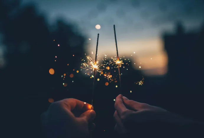 Réveillon tranquilo, imagem mostra mãos segurando velas
