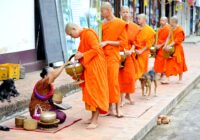 monges budistas oferecendo oferendas à sábio