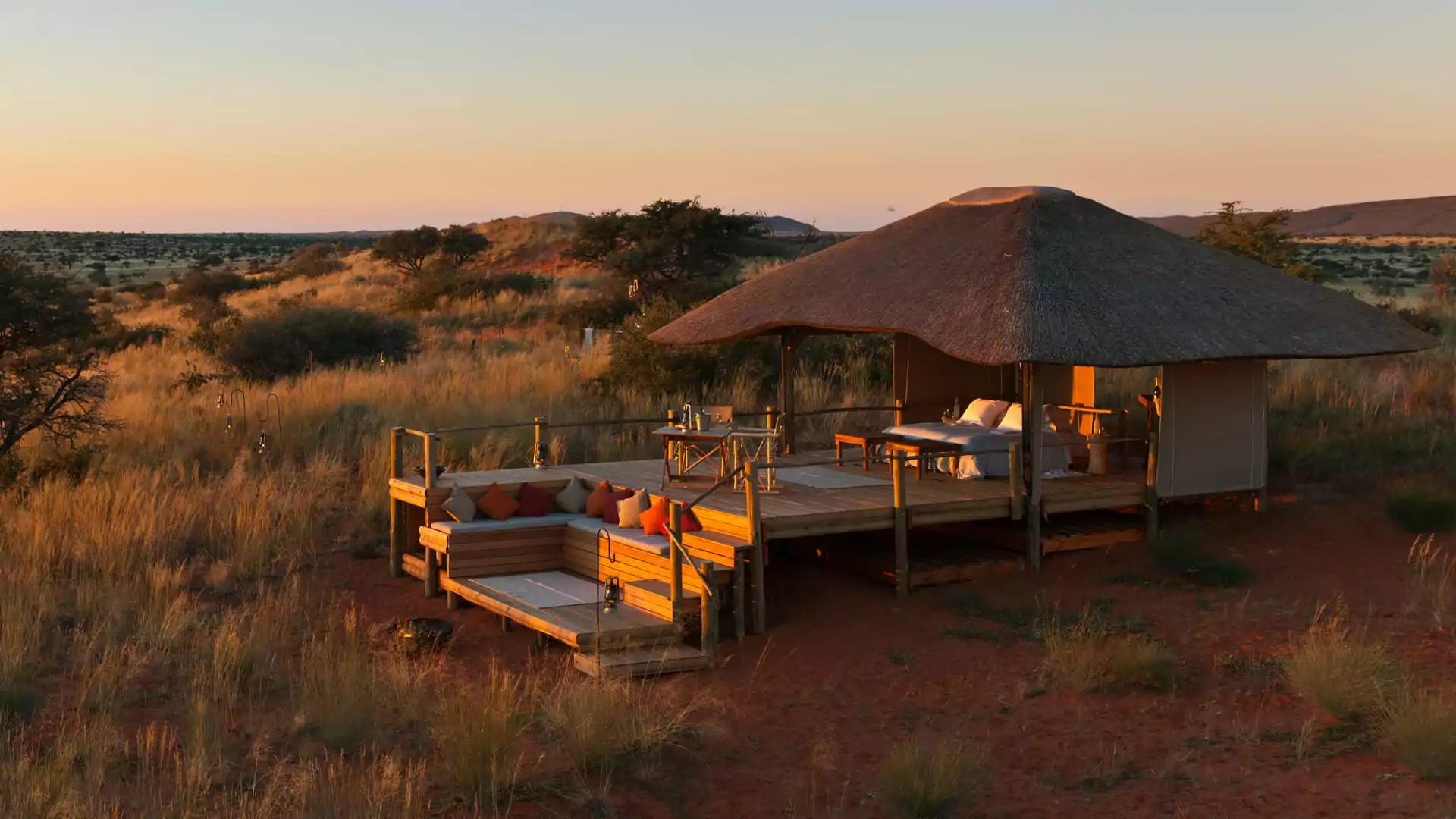 Tswalu Lodge The Malori Sleep Out deck, acomodação de luxo em meio ao deserto e savana