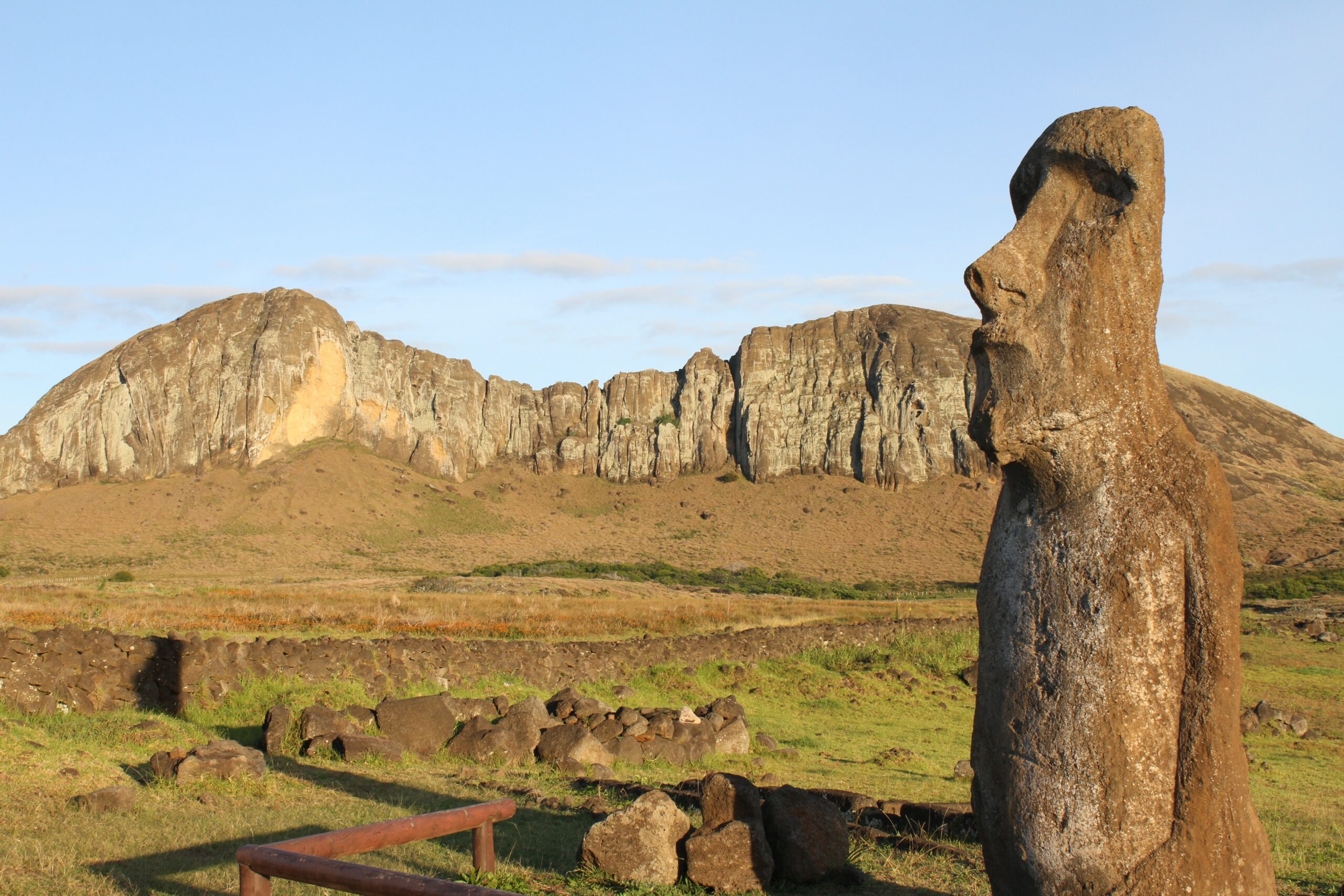 estátua da ilha de páscoa com montanha rochosa ao fundo