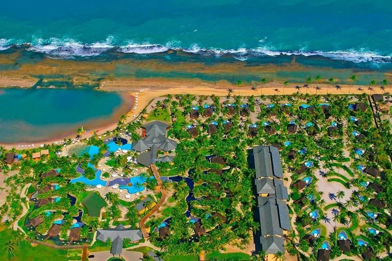 vista aérea do Nannai Muro Alto onde se observa as cabanas, parque aquático e o mar com piscina natural
