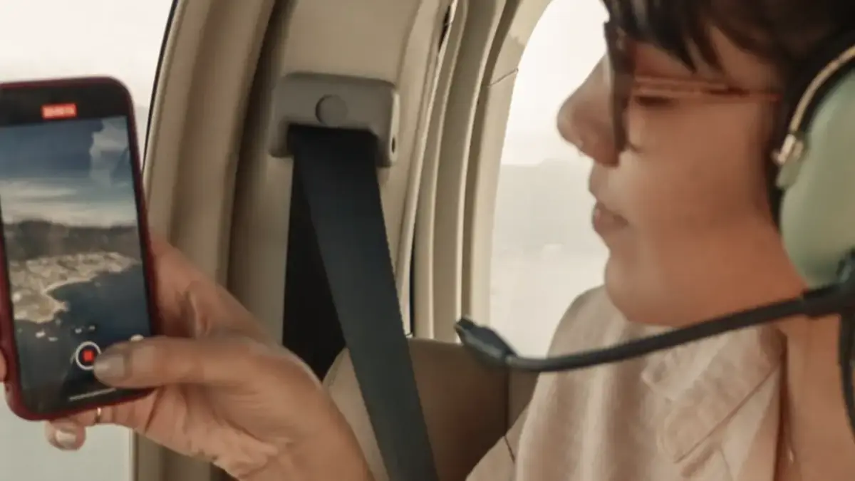 Imagem da Karina no helicóptero. 