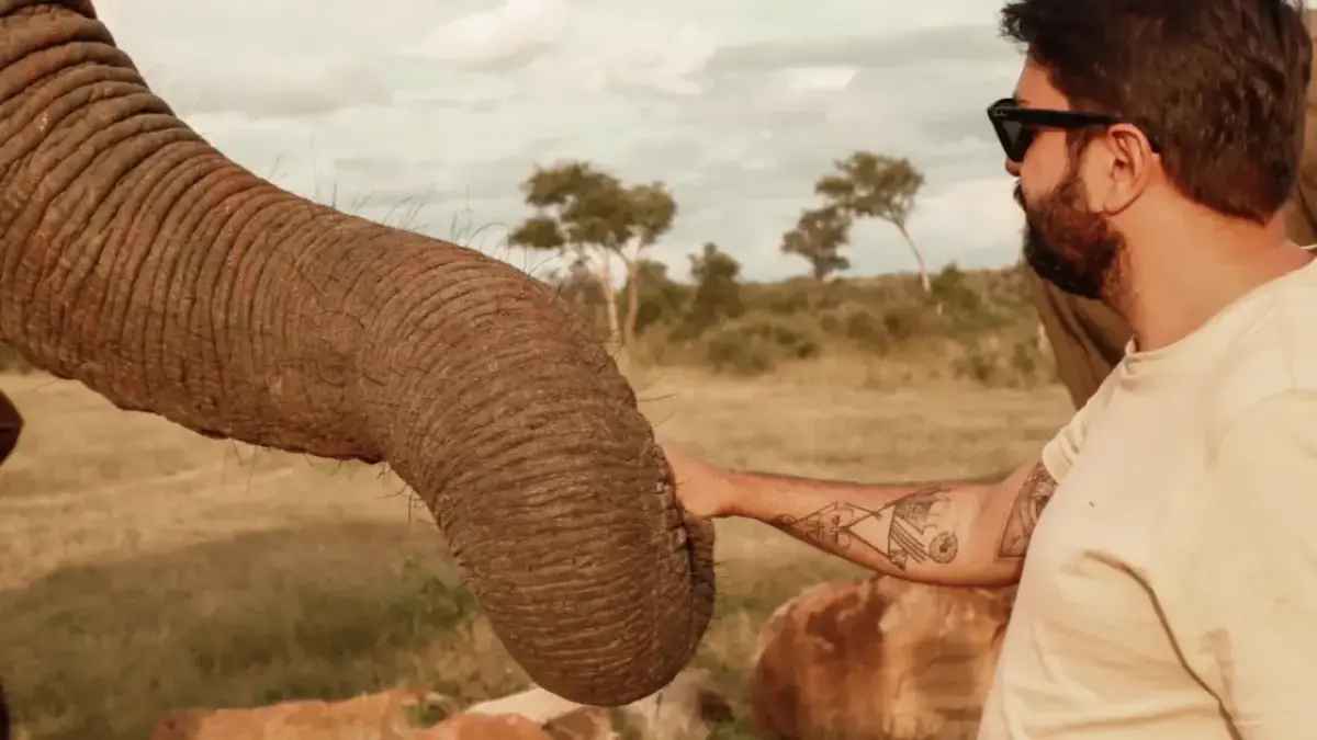 Imagem do Felipe com um elefante.